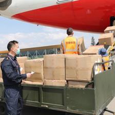 昆明机场首班“客改货”航班起飞 昆明海关助力空港企业复工复产